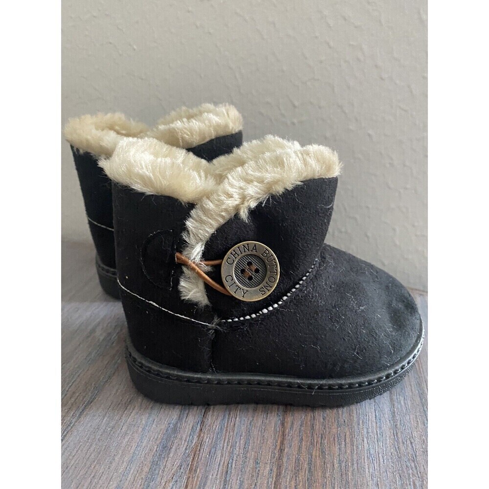 China Buttons City fuzzy Winter Pull on boots Black size 22 / 6 US baby boy girl